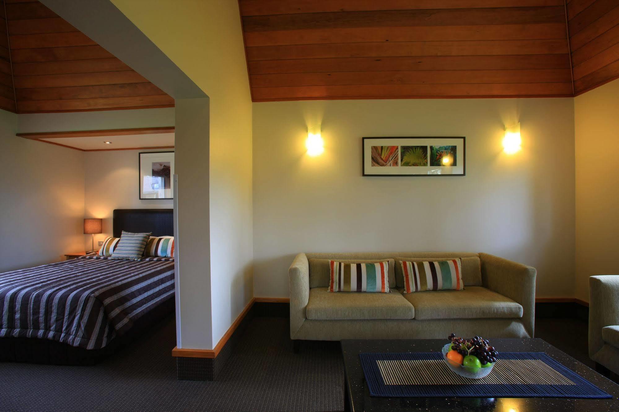 Distinction Te Anau Hotel & Villas Bagian luar foto