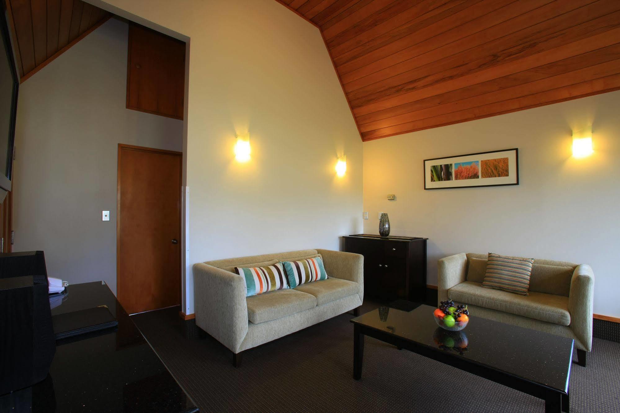 Distinction Te Anau Hotel & Villas Bagian luar foto